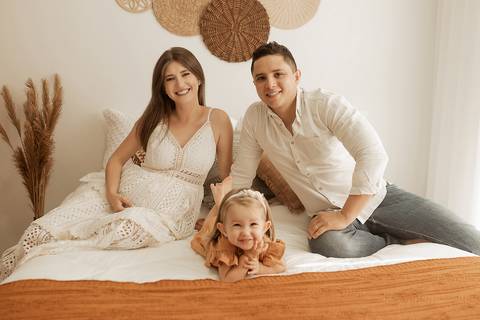 Ensaio de gestante em estúdio fotográfico com família.

'