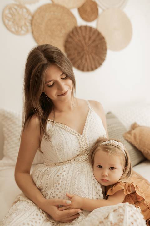 Ensaio de gestante em estúdio fotográfico com família.

'