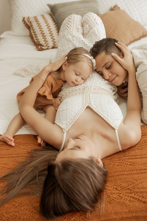 Ensaio de gestante em estúdio fotográfico com família.

'