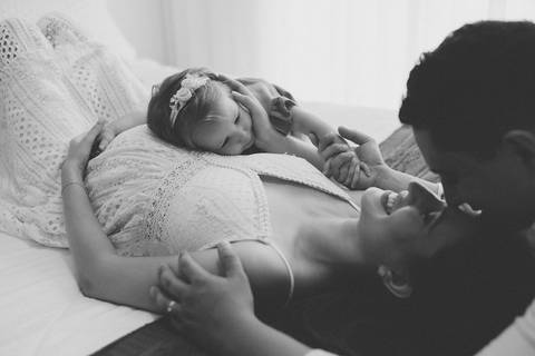 Ensaio de gestante em estúdio fotográfico com família.

'