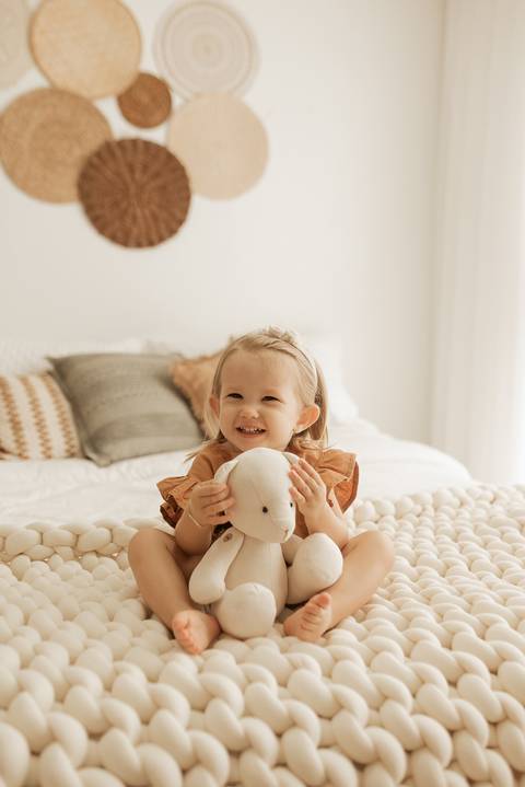 Ensaio de gestante em estúdio fotográfico com família.

'