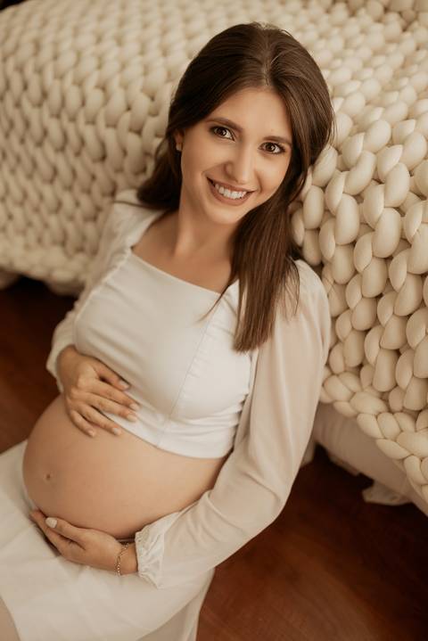 Ensaio de gestante em estúdio fotográfico com família.

'
