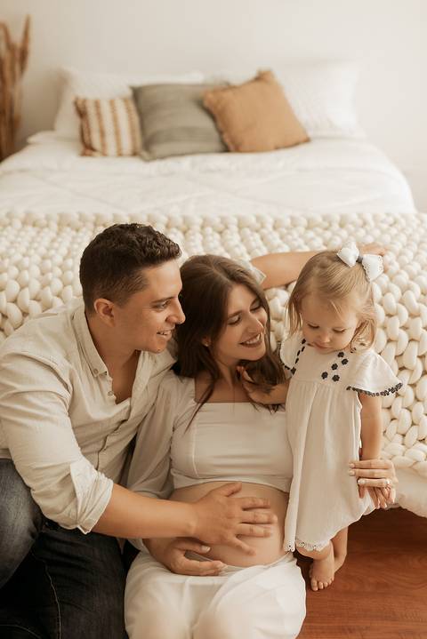 Ensaio de gestante em estúdio fotográfico com família.

'