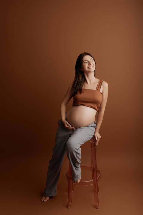 Ensaio de gestante em estúdio fotográfico com família.

'