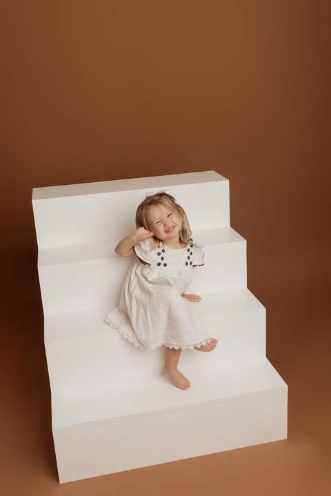 Ensaio de gestante em estúdio fotográfico com família.

'