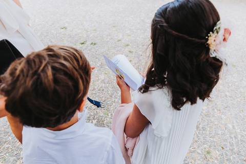Reportagem fotográfica de comunhão em igreja'