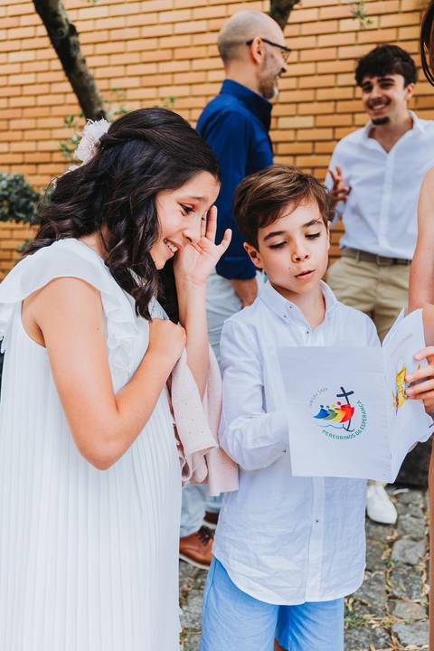 Reportagem fotográfica de comunhão em igreja'