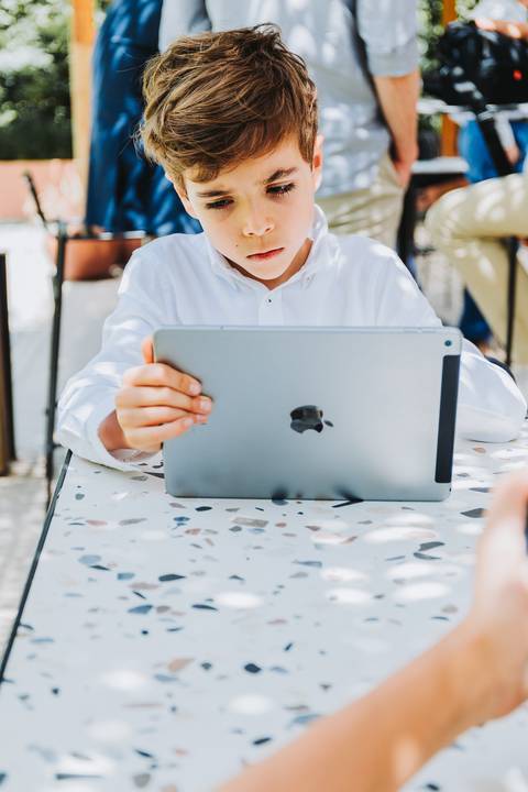 Reportagem fotográfica de comunhão em igreja'