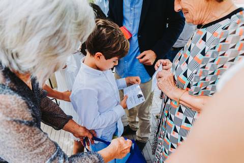 Reportagem fotográfica de comunhão em igreja'