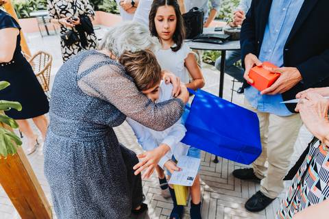 Reportagem fotográfica de comunhão em igreja'