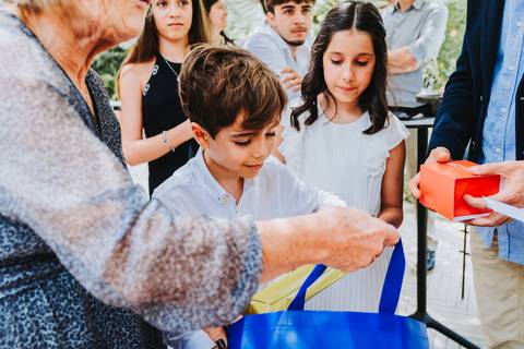 Reportagem fotográfica de comunhão em igreja'