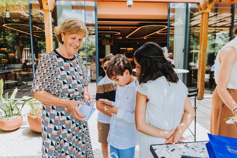 Reportagem fotográfica de comunhão em igreja'