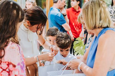 Reportagem fotográfica de comunhão em igreja'