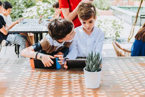 Reportagem fotográfica de comunhão em igreja'