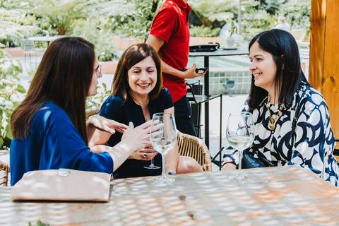 Reportagem fotográfica de comunhão em igreja'