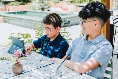 Reportagem fotográfica de comunhão em igreja'