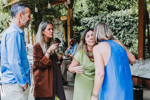 Reportagem fotográfica de comunhão em igreja'