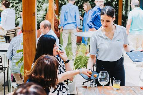 Reportagem fotográfica de comunhão em igreja'