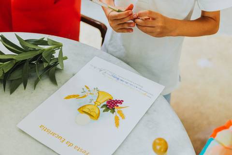 Reportagem fotográfica de comunhão em igreja'