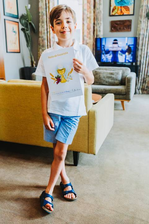 Reportagem fotográfica de comunhão em igreja'