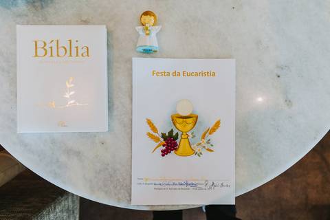 Reportagem fotográfica de comunhão em igreja'