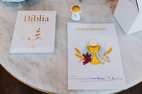 Reportagem fotográfica de comunhão em igreja'