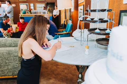 Reportagem fotográfica de comunhão em igreja'