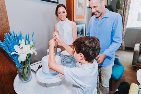 Reportagem fotográfica de comunhão em igreja'