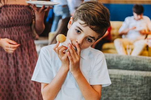 Reportagem fotográfica de comunhão em igreja'