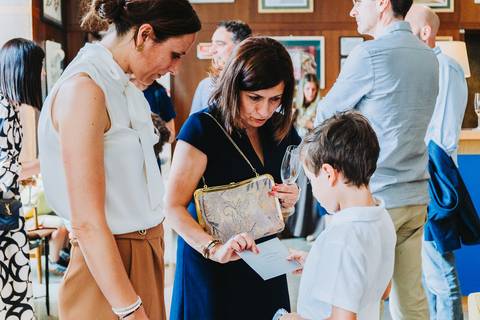 Reportagem fotográfica de comunhão em igreja'