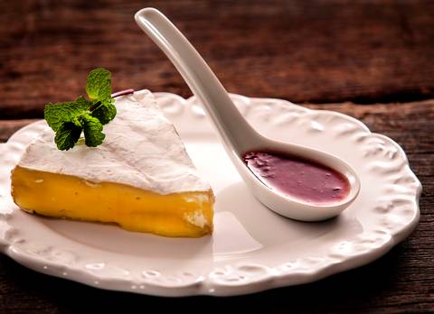 queijo brie com calda de morango'