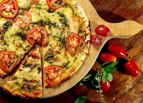 Pizza de queijo e tomate'
