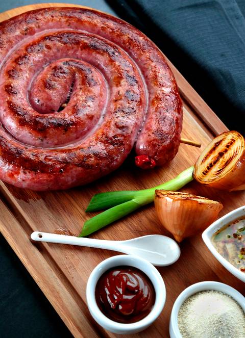 tábua com linguiça toscana, cebolas e condimentos'