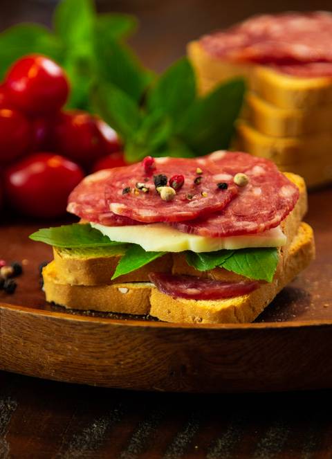 torradas com salame e manjericão'