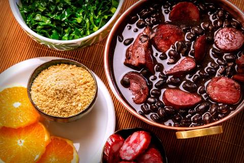 panela de feijoada, farofa e laranjas'
