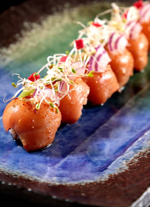 sushis com broto de feijão'