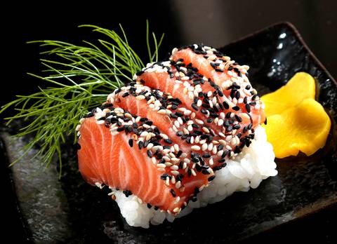 sushi com arroz'