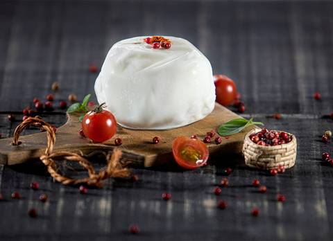 queijo de búfala decorado com tomates-cereja'