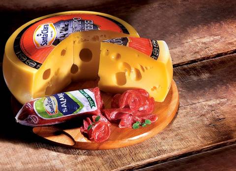 forma de queijo e salame'