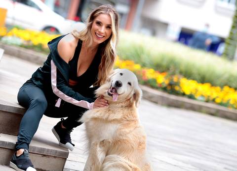 Mulher de agasalho com cão'