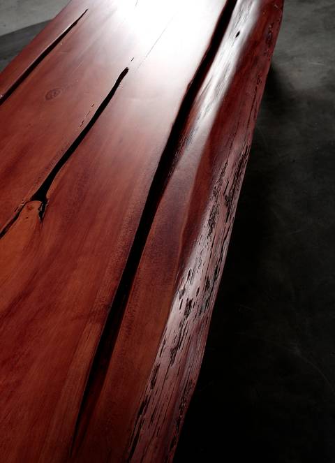 Mesa em madeira envelhecida'