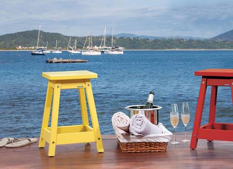 Banquetas em pinnus a beira mar'