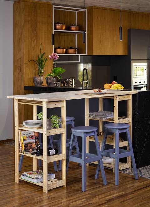 Mesa e banquetas em pinnus'