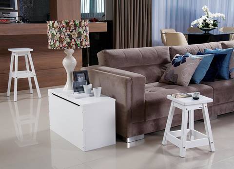 Sala de estar com banquetas e baú'