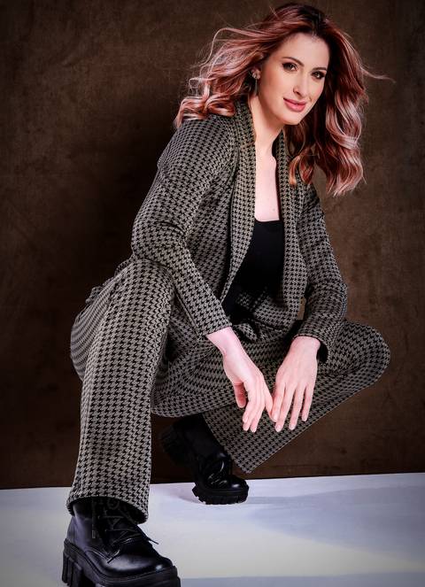 Mulher agachado com conjunto de inverno'