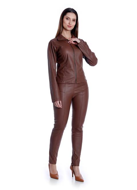 Mulher com roupa de couro marrom'