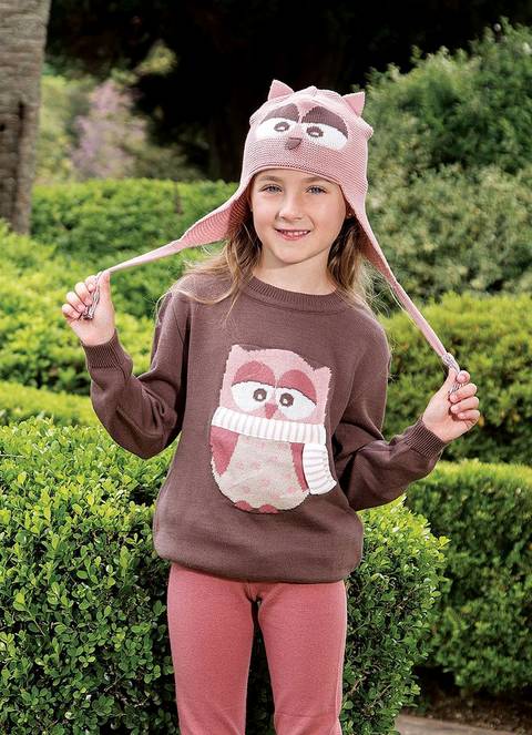 Menina com malha e gorro'