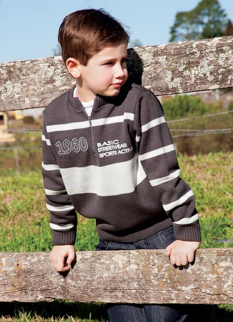 Menino com blusão na fazenda'