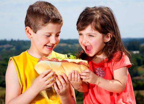 Crianças comendo sanduiche'