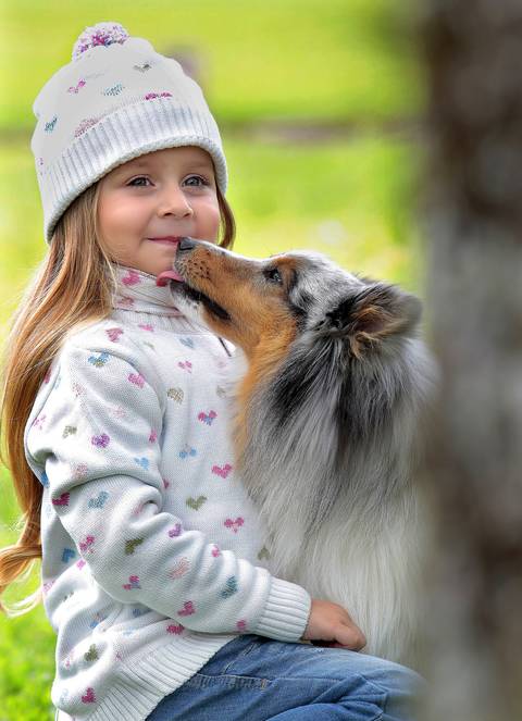 Menina de gorro com cachorro'